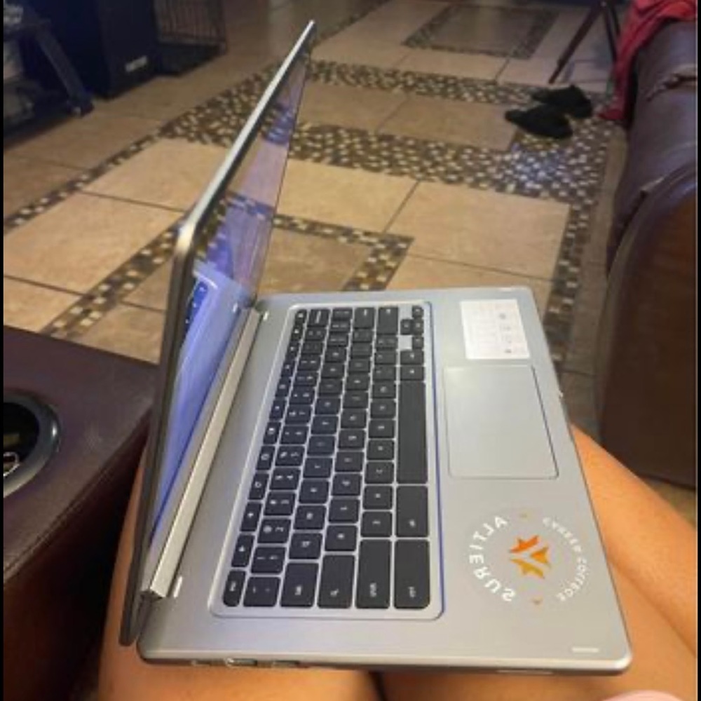It’s a Acer Chromebook R 13. Works really good like a new one.